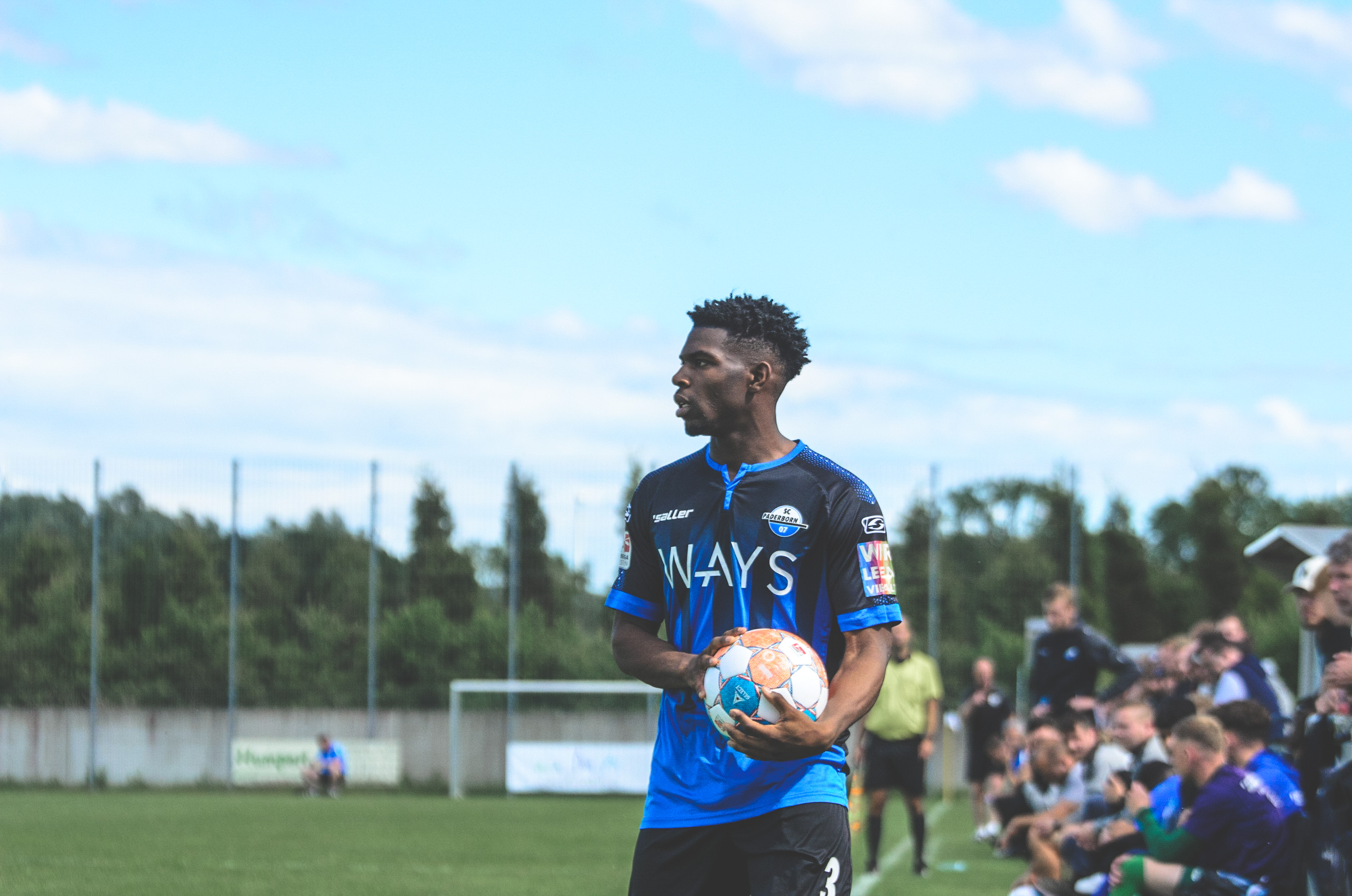 Edward Ayertey im Mentalcoaching-Gespräch mit einem Athleten